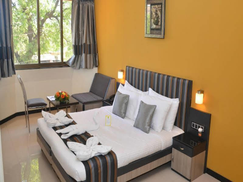 Hotel Sterling Lonavala Extérieur photo
