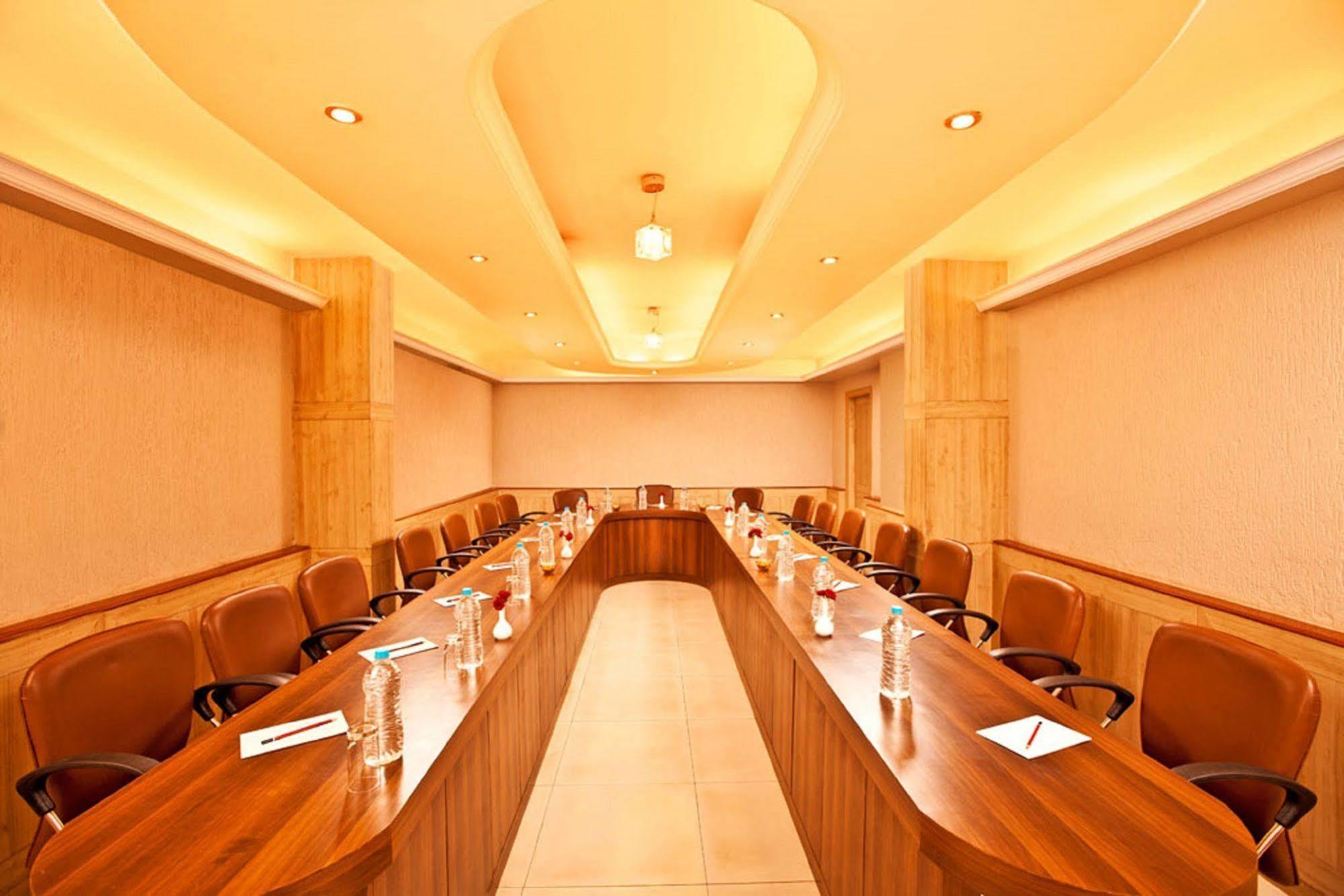 Hotel Sterling Lonavala Extérieur photo