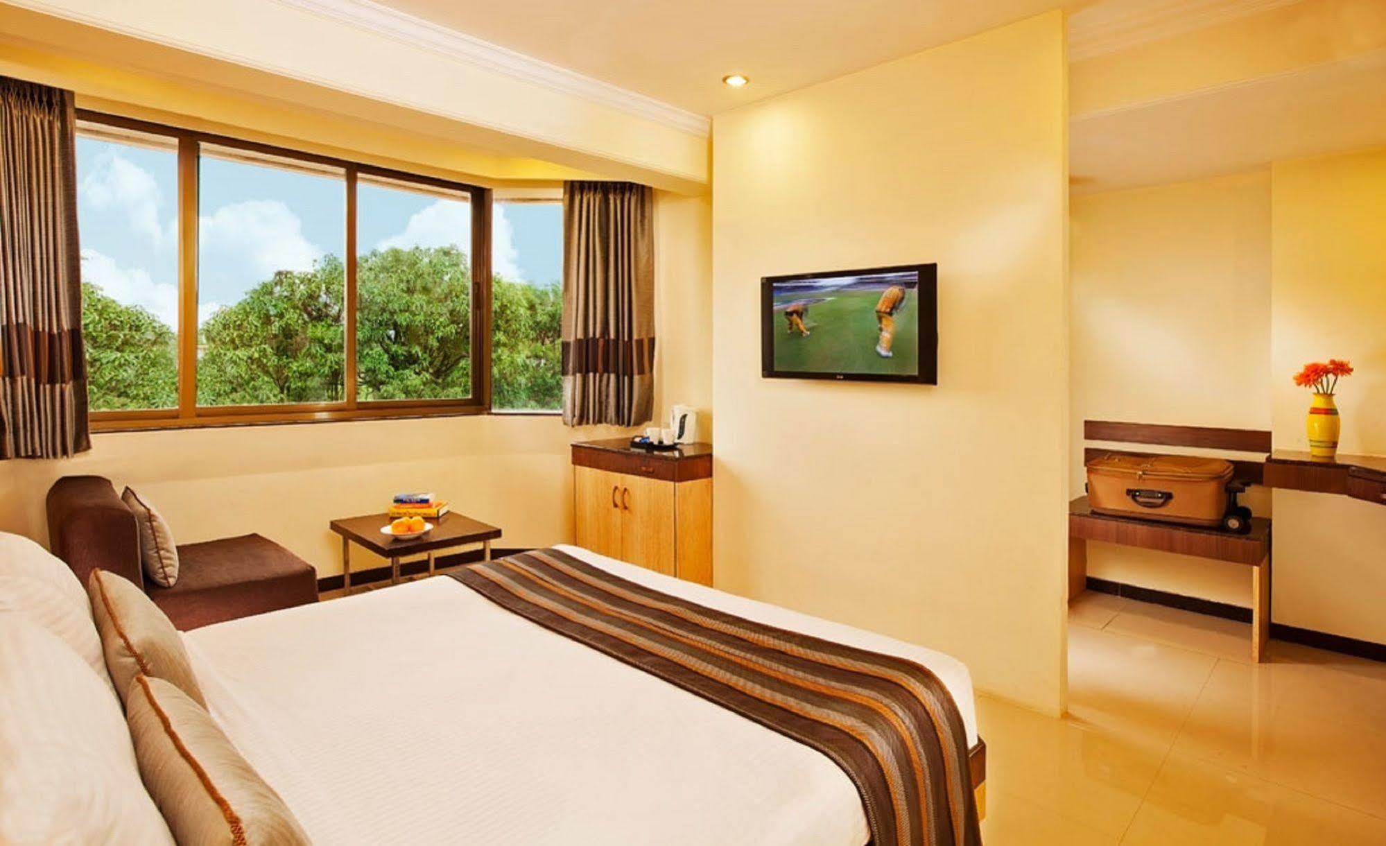 Hotel Sterling Lonavala Extérieur photo